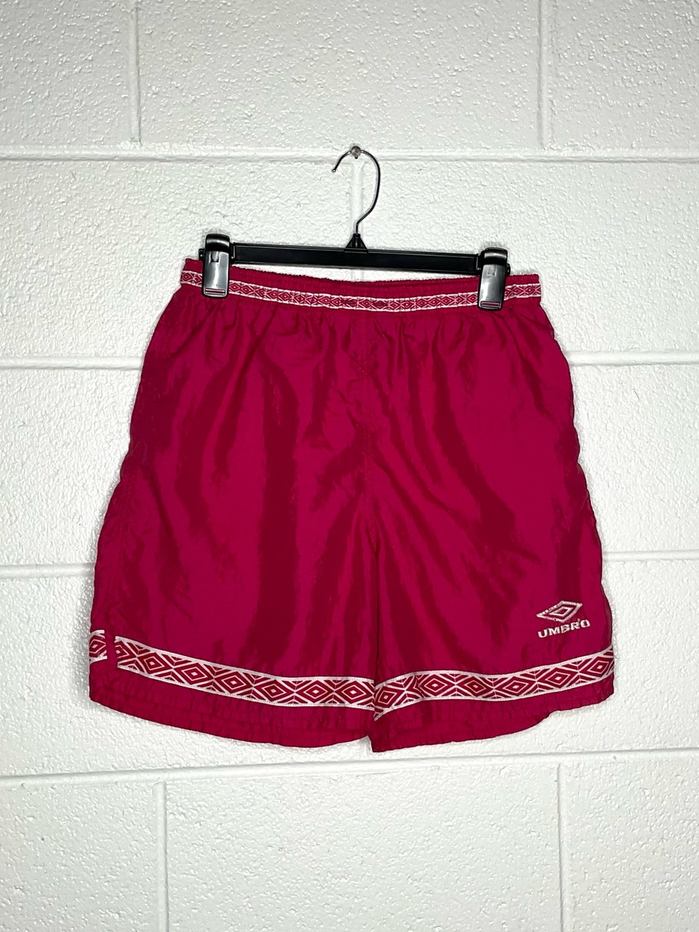 < Vintage 90’s Umbro Red/Pink Nylon Shorts Size Medium >